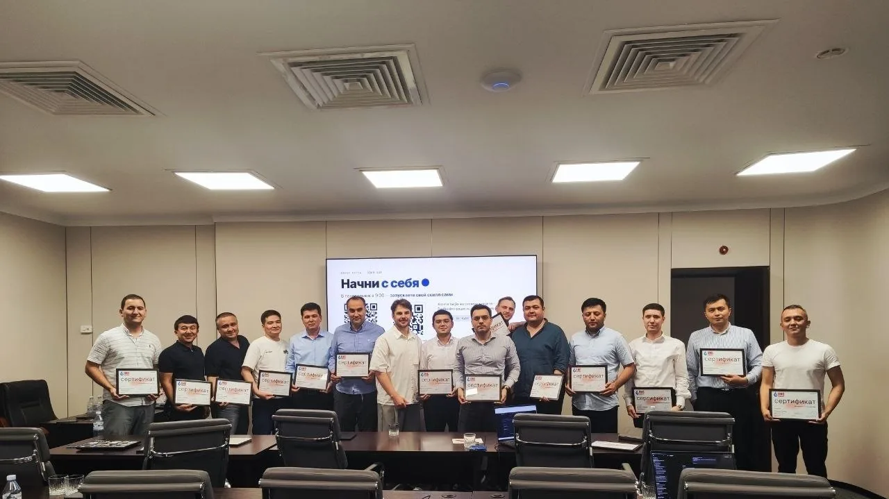 Участники корпоративной программы с сертификатами после обучения