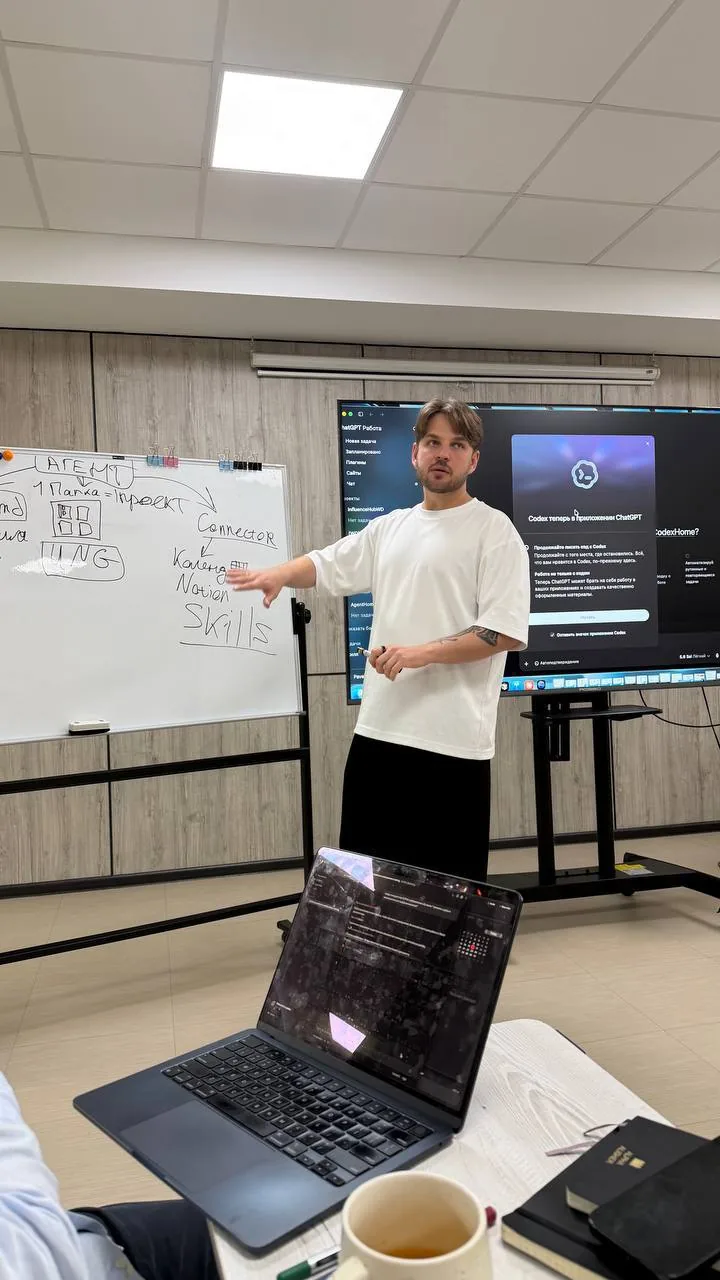 Павел Панферов разбирает схему AI-агента у доски